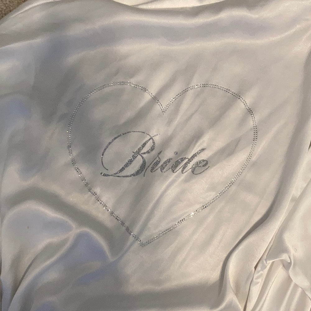 Great condition! One size Victoria’s Secret white bride silk rob.